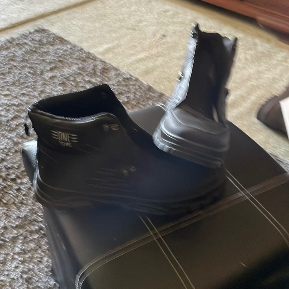 Men’s blk boot size 8.5 new worn once